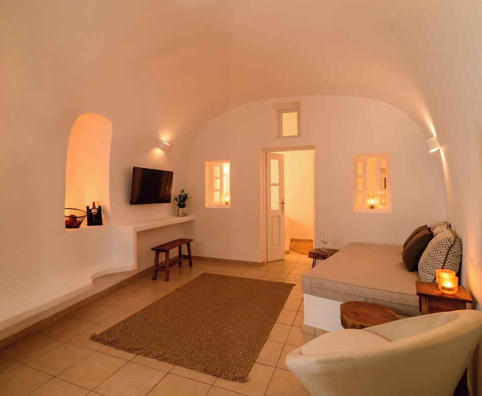 Romantic Room, Sea View | Living area | 32-inch Smart TV with digital channels
