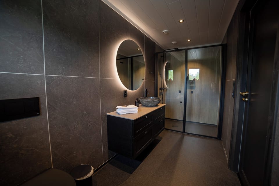 Deluxe Quadruple Room | Bathroom | Shower, hair dryer, towels, soap
