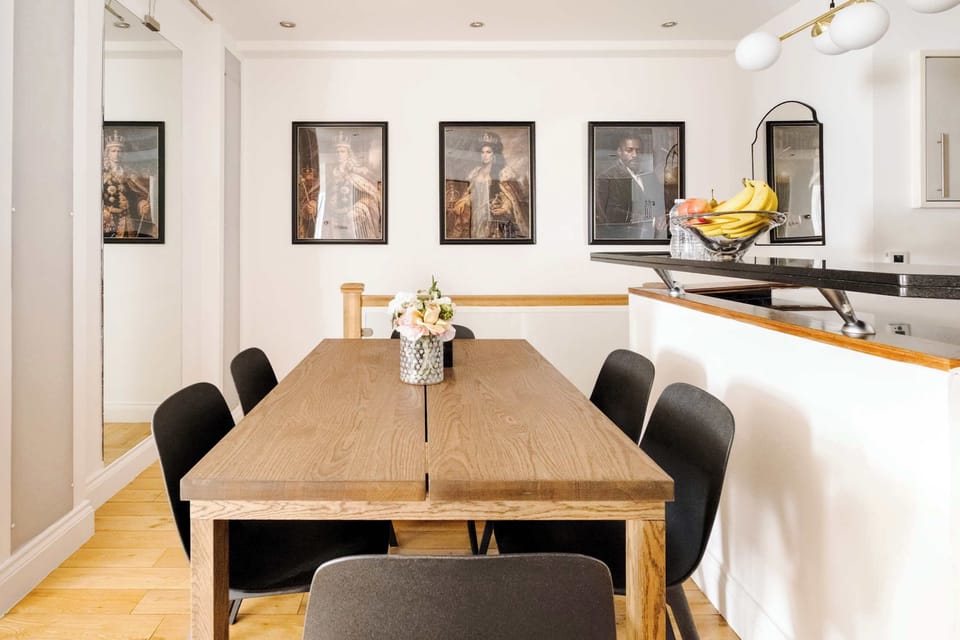 Kitchen | A fully equipped kitchen with everything you need, complemented by a stylish dining area and breakfast bar for relaxed meals and social moments.