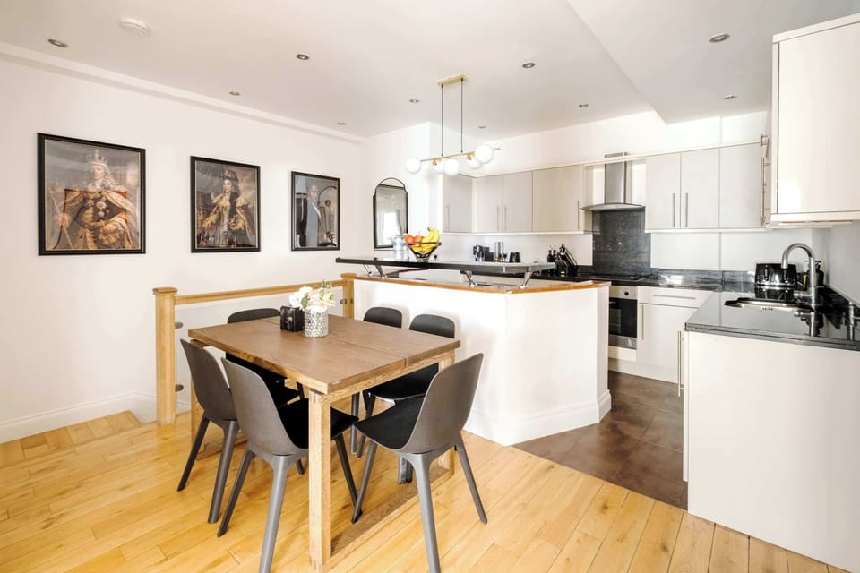 Kitchen | A fully equipped kitchen with everything you need, complemented by a stylish dining area and breakfast bar for relaxed meals and social moments.