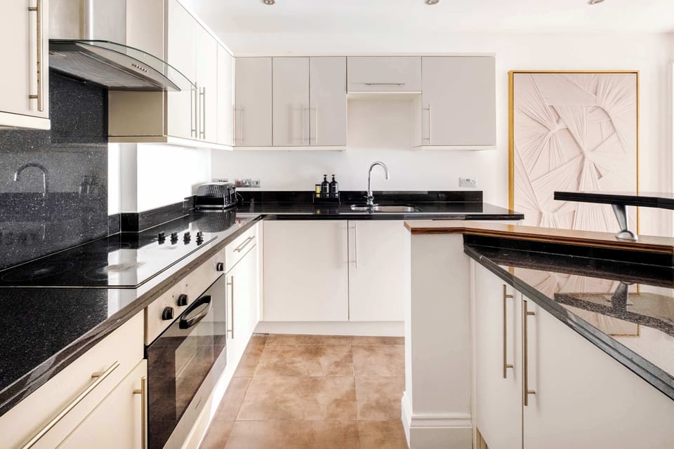 Kitchen | A fully equipped kitchen with everything you need, complemented by a stylish dining area and breakfast bar for relaxed meals and social moments.
