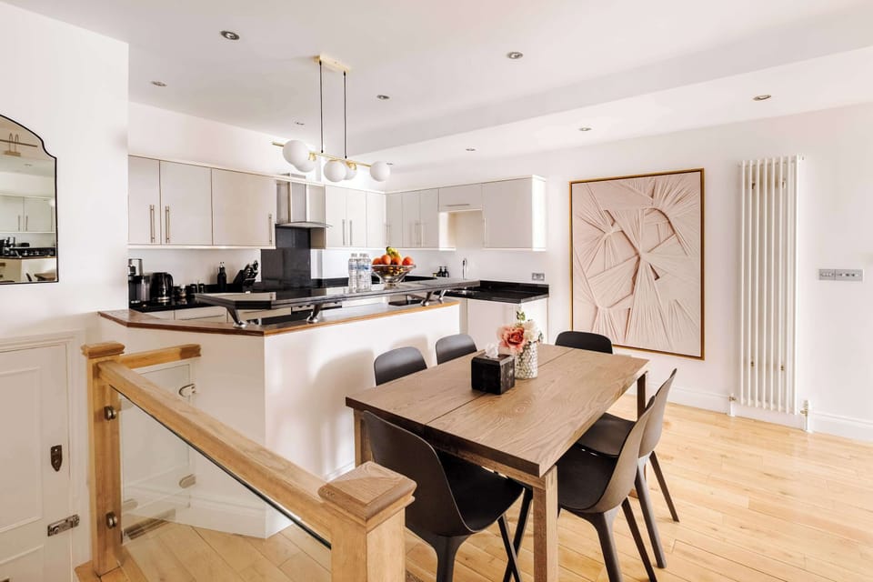 Kitchen | A fully equipped kitchen with everything you need, complemented by a stylish dining area and breakfast bar for relaxed meals and social moments.