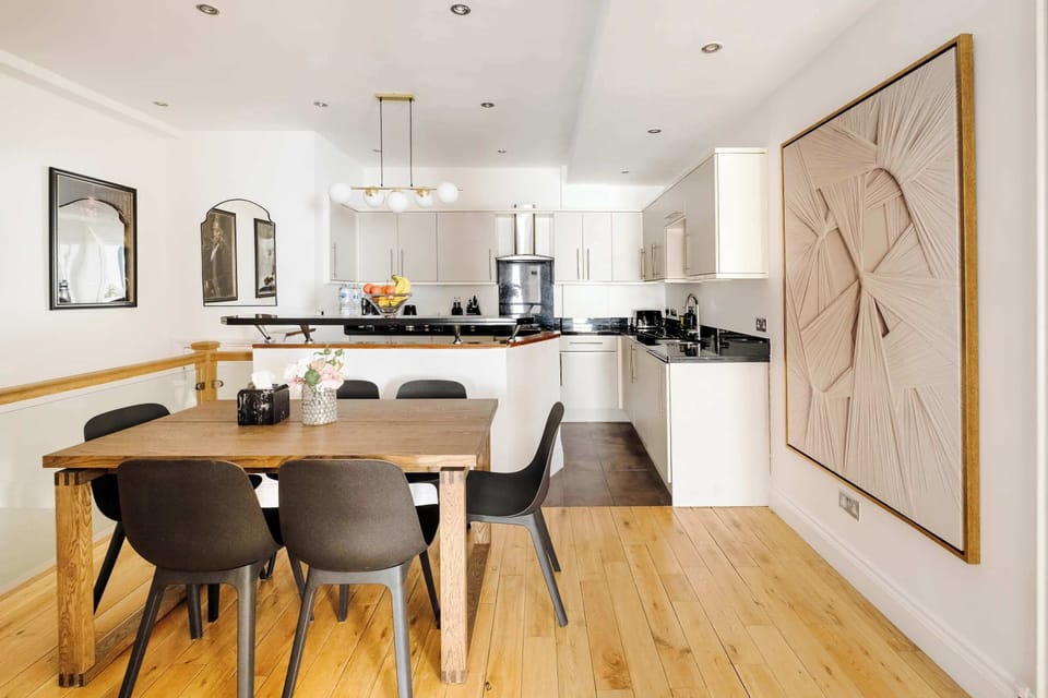 Kitchen | A fully equipped kitchen with everything you need, complemented by a stylish dining area and breakfast bar for relaxed meals and social moments.