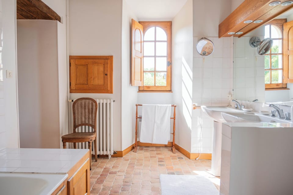 Deluxe Suite, Lake View | Bathroom