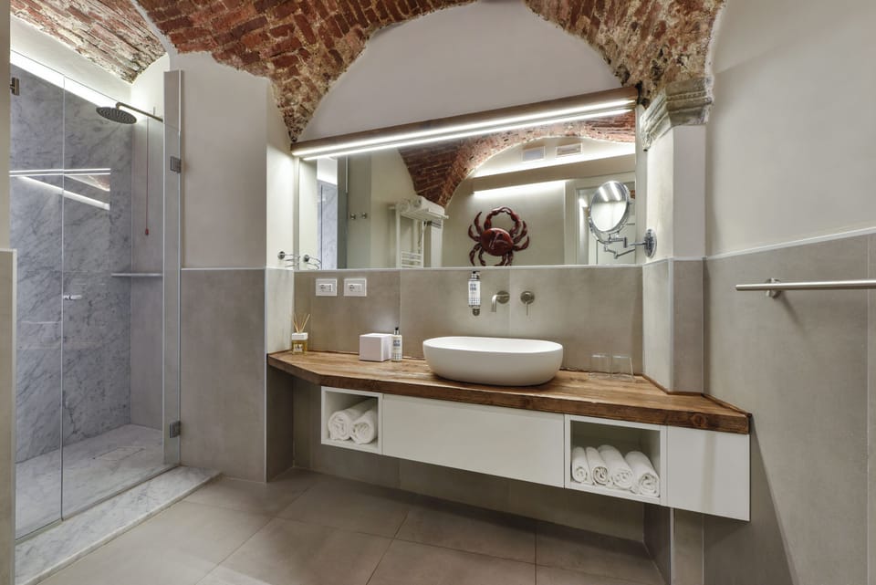 Superior Suite, Sea View | Bathroom | Shower, free toiletries, hair dryer, slippers