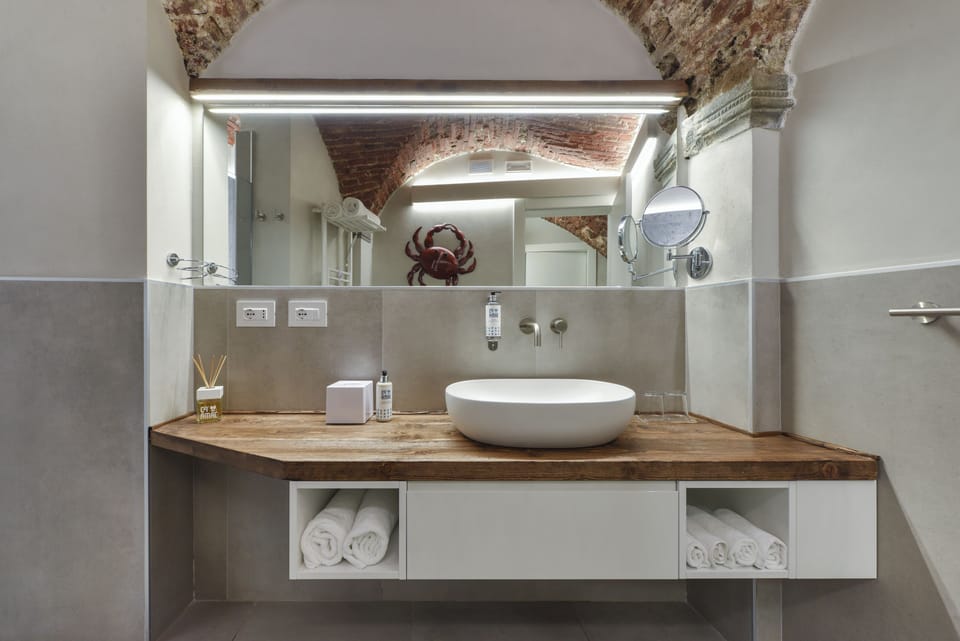 Superior Suite, Sea View | Bathroom | Shower, free toiletries, hair dryer, slippers