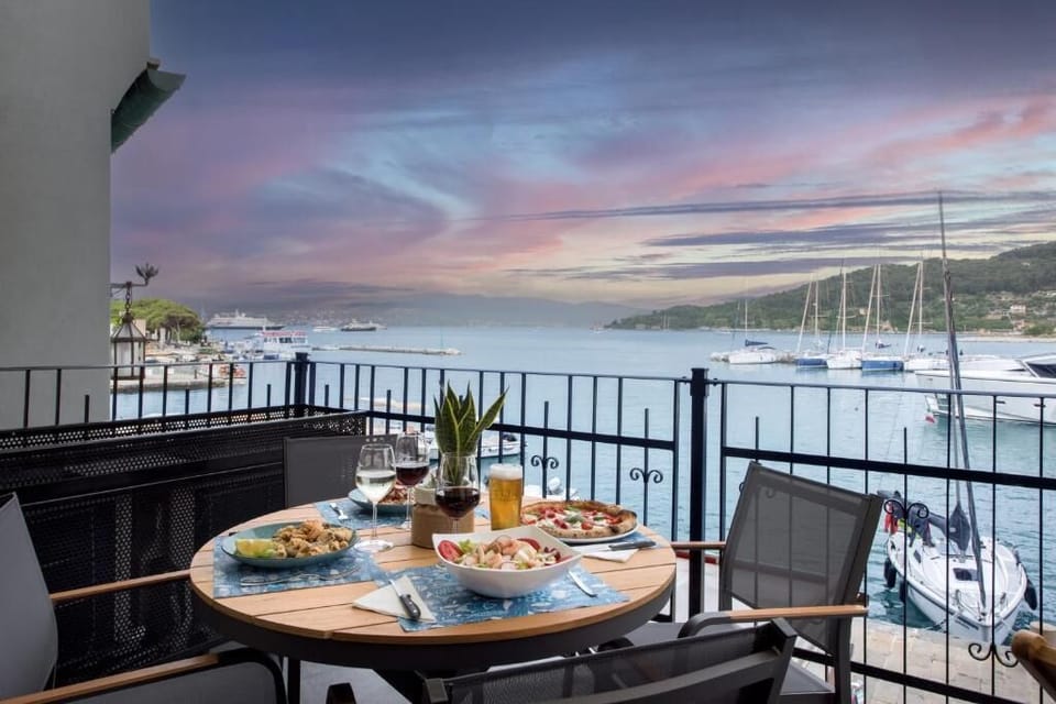 Deluxe Suite, Balcony, Sea View | Outdoor dining