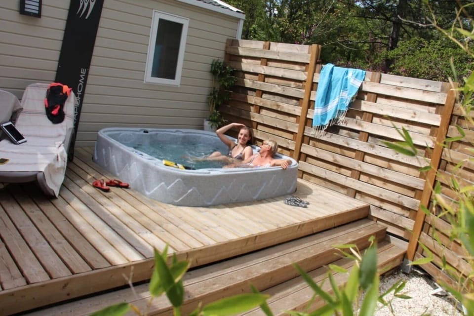 Outdoor spa tub