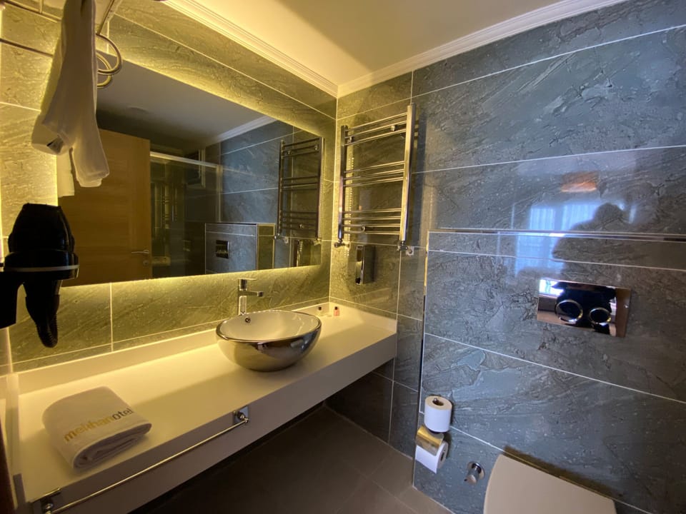 Deluxe Triple Room, Balcony, Sea View | Bathroom | Shower