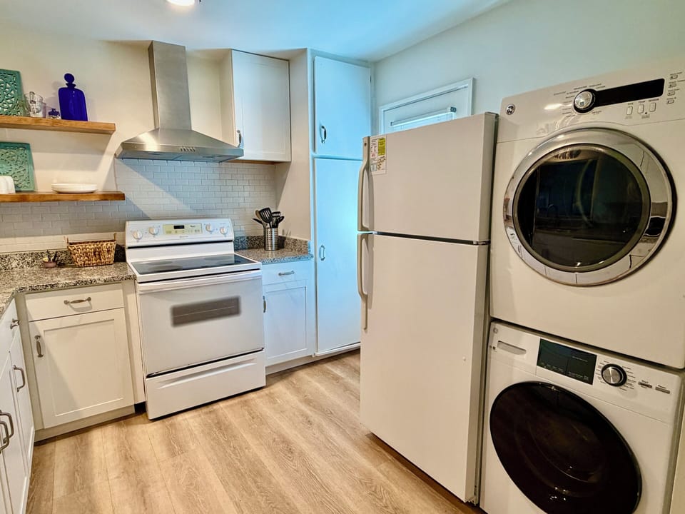 Kitchen - Washer and dryer