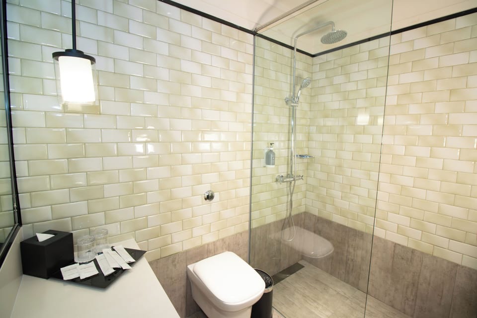 Shower, rainfall showerhead, free toiletries, hair dryer