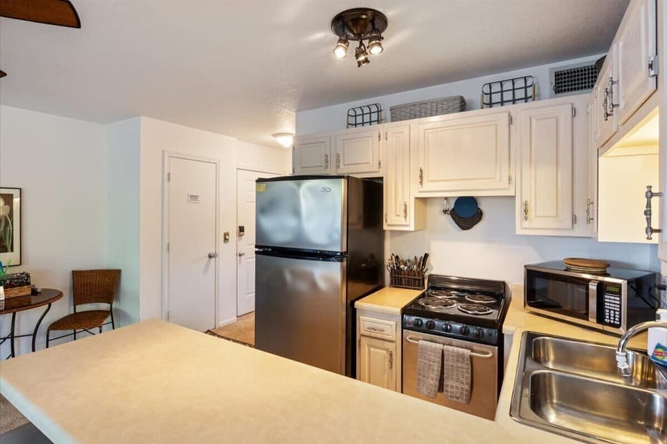 Condo, 1 Queen Bed with Sofa bed, Patio, Pool View (6620 Weston Point F6) | Private kitchen