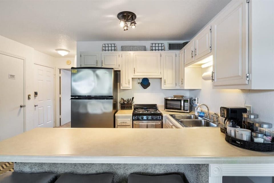 Condo, 1 Queen Bed with Sofa bed, Patio, Pool View (6620 Weston Point F6) | Private kitchen