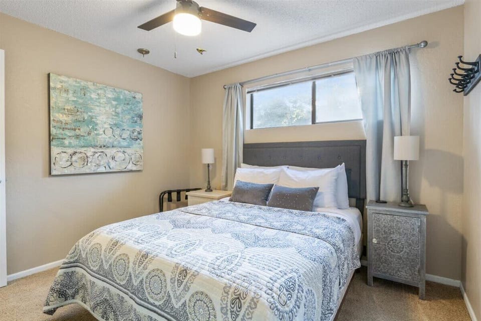 Lakefront Bungalow Near Margaritaville Apartment in Lake of the Ozarks