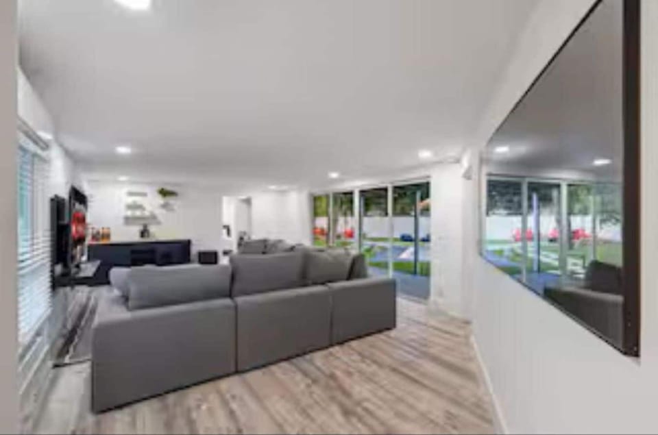 Comfort Villa | Living room | 55-inch Smart TV with digital channels