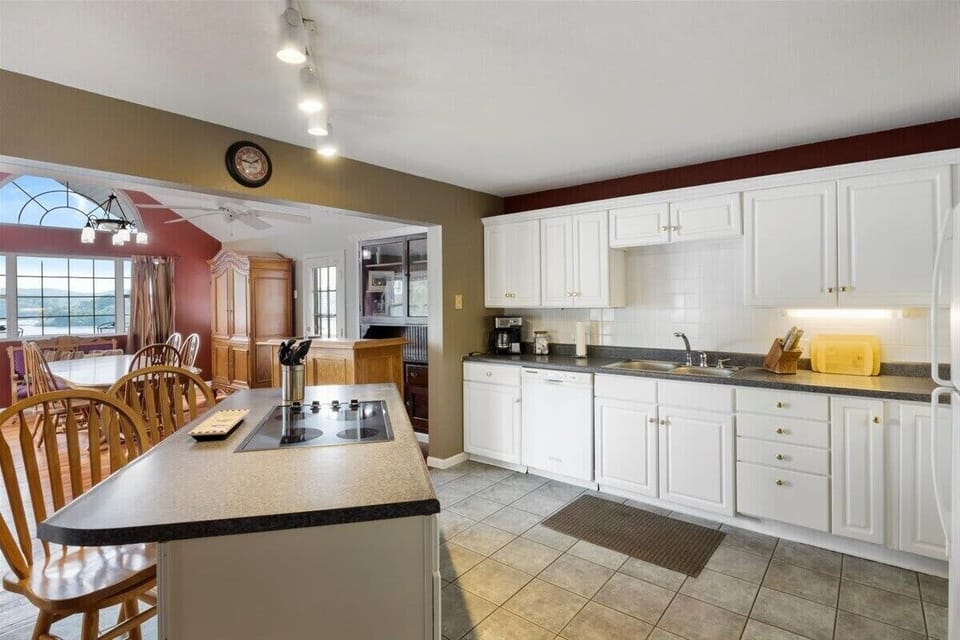 House, Multiple Beds, Patio (2183 Carlson Ct) | Private kitchen