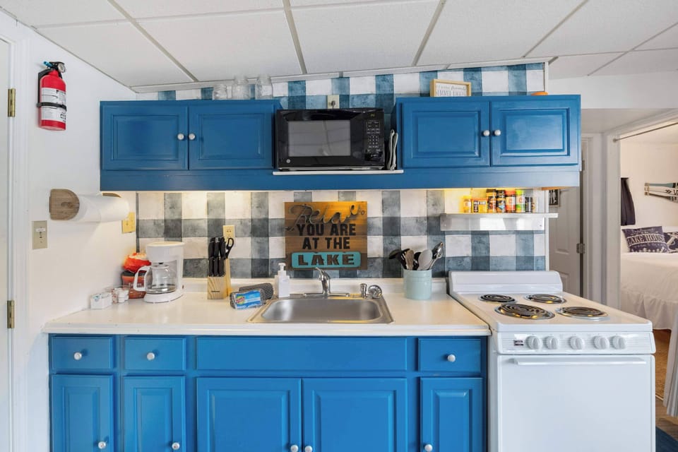 House, Multiple Beds, Patio (31511 Ontario Road) | Private kitchen
