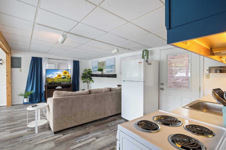 House, Multiple Beds, Patio (31511 Ontario Road) | Interior