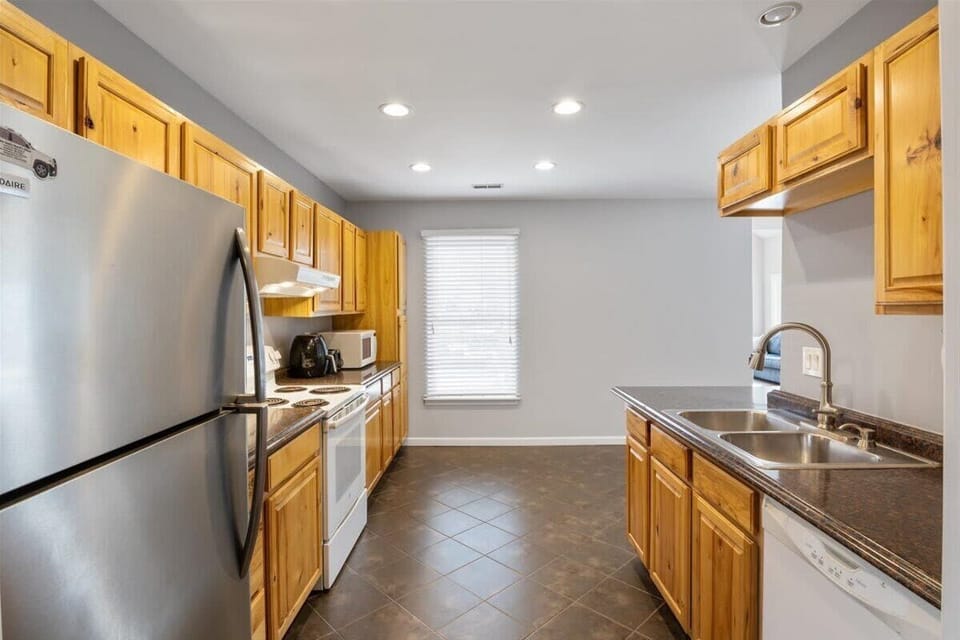 House, Multiple Beds, Hot Tub (73 Truetken) | Private kitchen