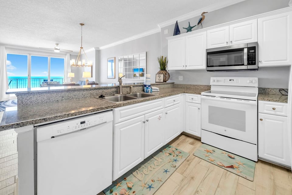 Condo, Multiple Beds (Emerald Isle 508) | Private kitchen