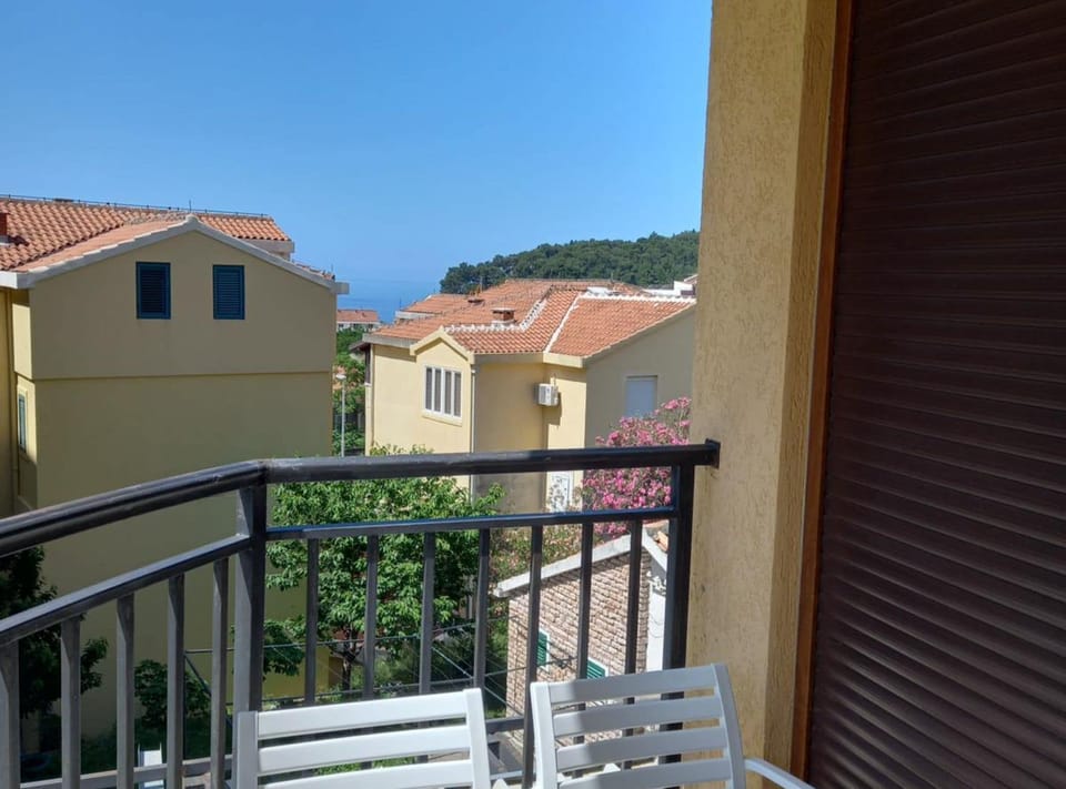 Apartment (One bedroom apartment near beach) | Balcony