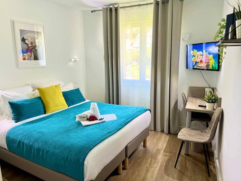 Deluxe Double Room | Laptop workspace, free WiFi