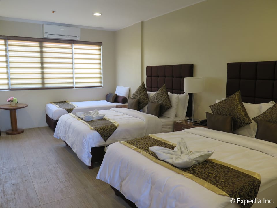 Deluxe Suite, Non Smoking | Minibar, desk