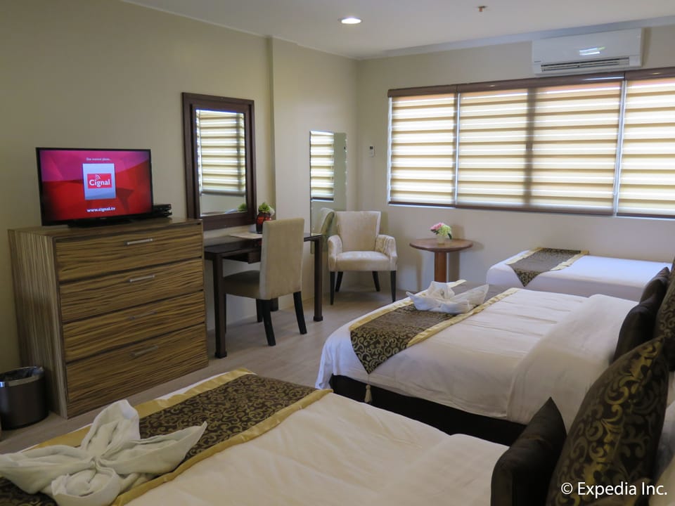 Deluxe Suite, Non Smoking | Minibar, desk