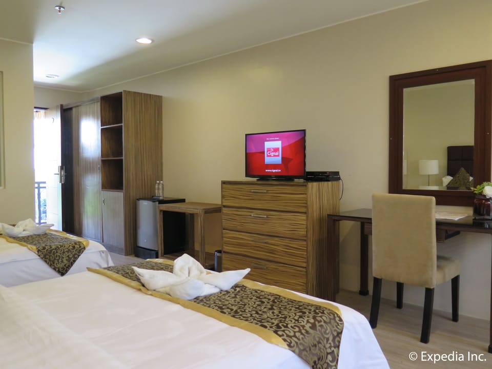 Deluxe Suite, Non Smoking | Minibar, desk