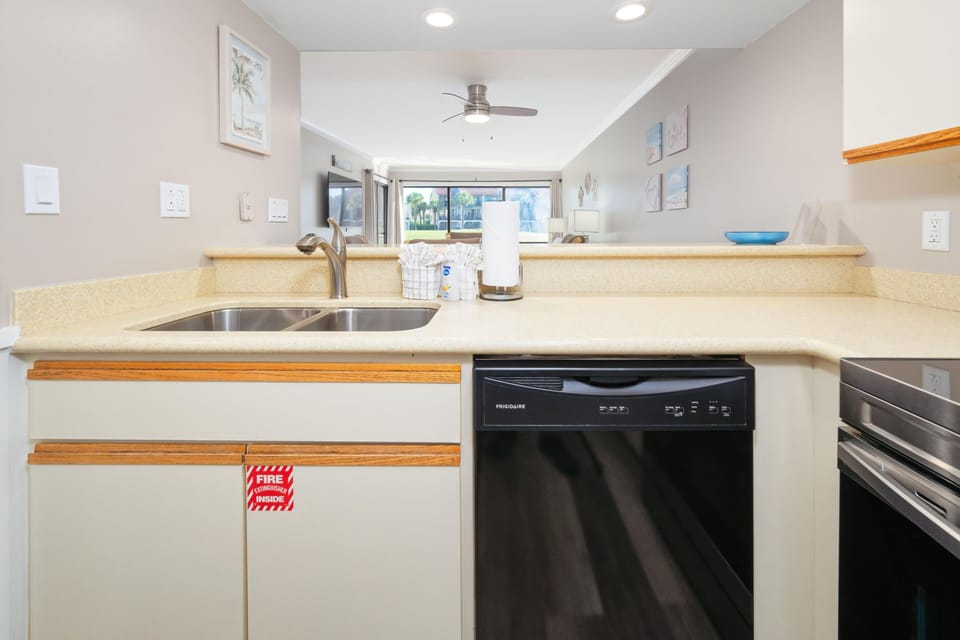 Passthrough to dining area allows ease to serve your guests!