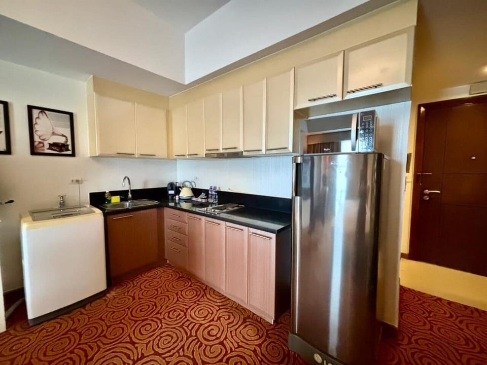 Max Royale | Private kitchen | Full-size fridge, microwave, stovetop, coffee/tea maker