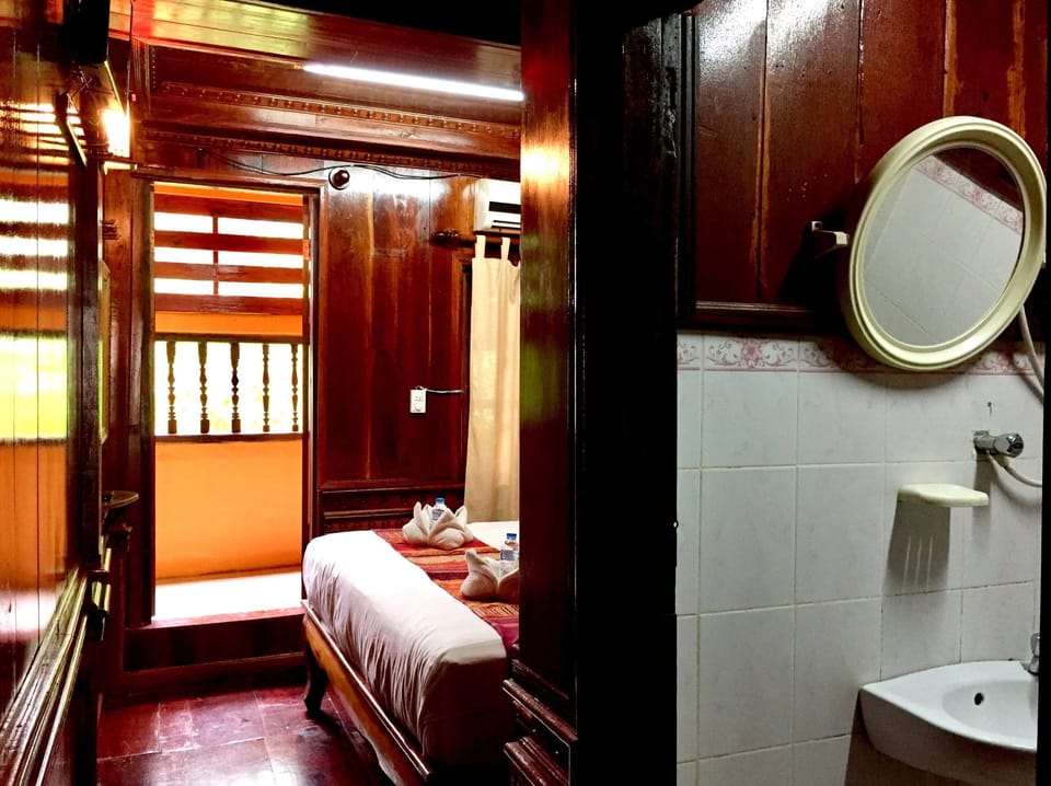 Double Room Ground Floor | Desk, free WiFi, bed sheets