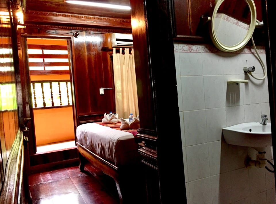 Double Room Ground Floor | Desk, free WiFi, bed sheets