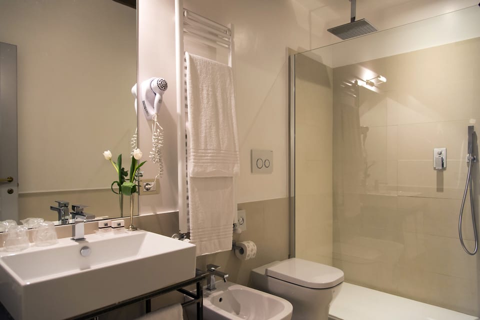 Shower, rainfall showerhead, free toiletries, hair dryer