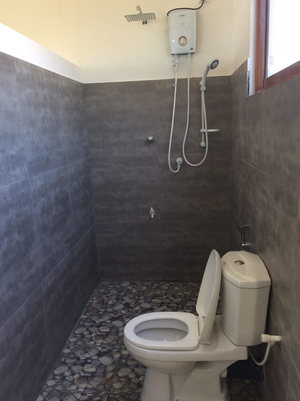 Superior Double Room, 1 King Bed, Kitchenette, Sea View | Bathroom | Shower, rainfall showerhead, free toiletries, towels