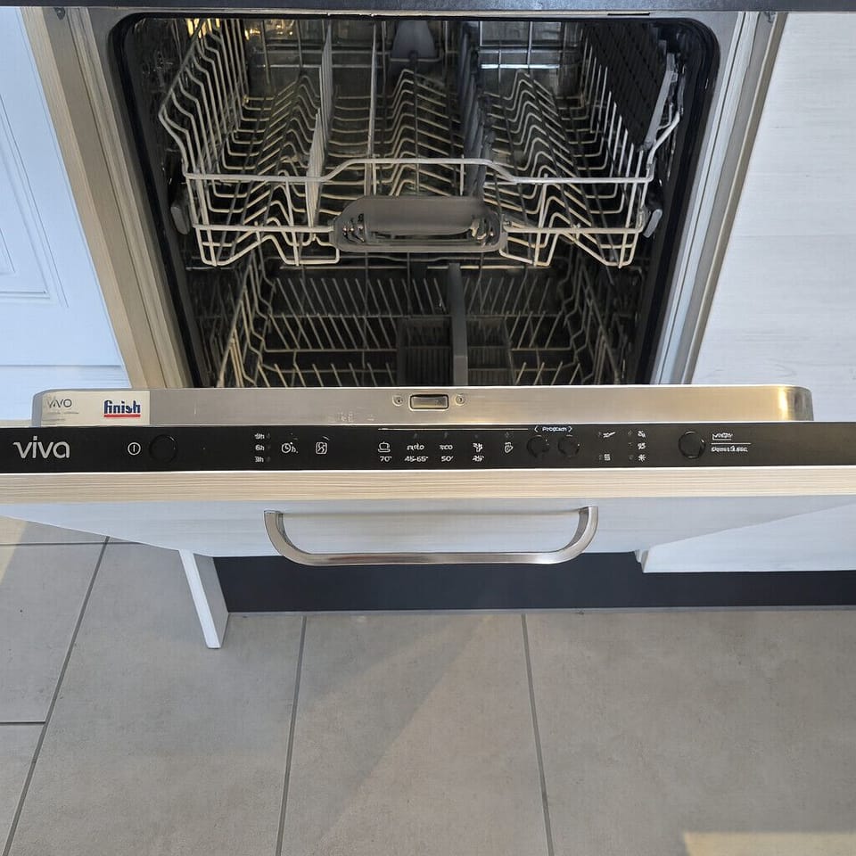 Built-in dishwasher for 12 place settings