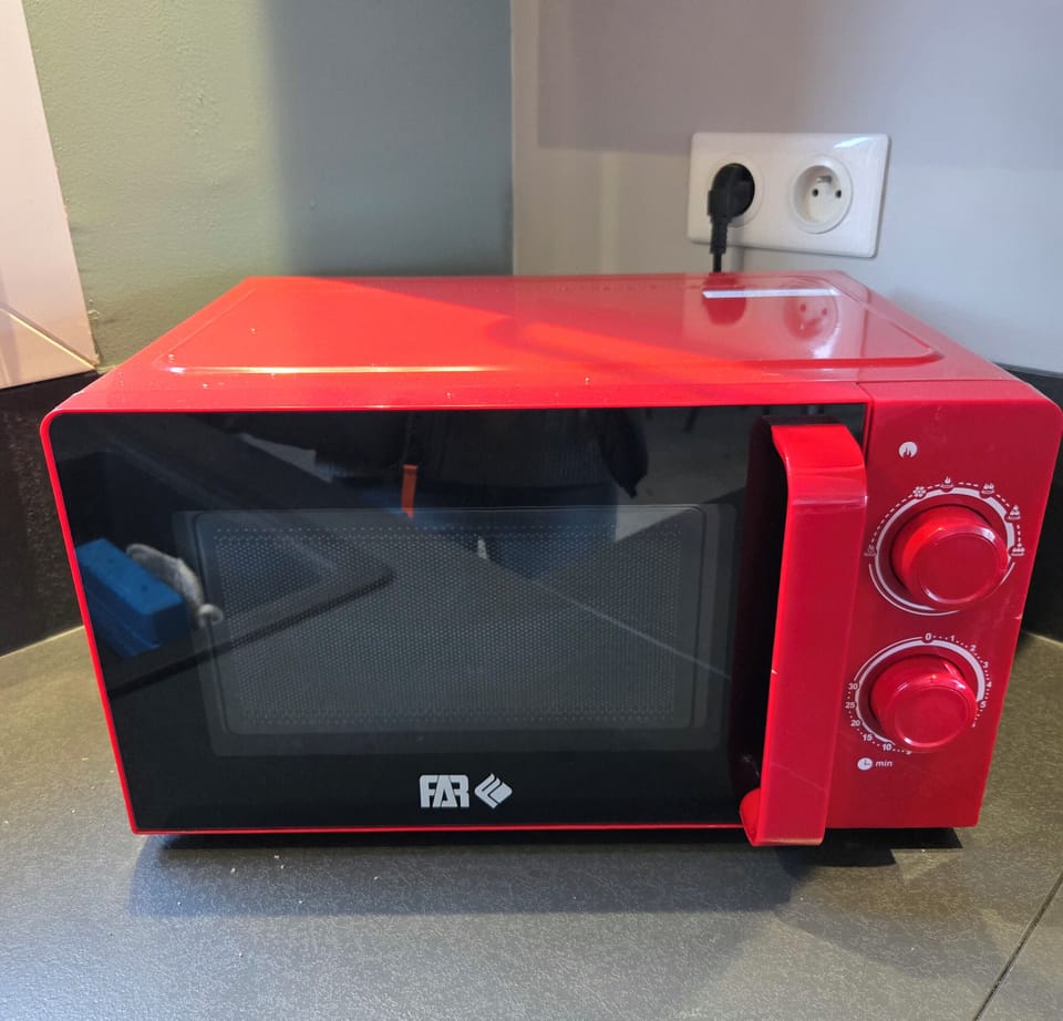 Microwave / kettle / toaster / coffee machine, etc.