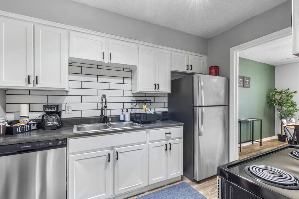 Fully equipped kitchen with modern appliances, perfect for preparing meals during your stay in Arlington. A convenient option for longer stays, game weekends, or concert trips near AT&T Stadium