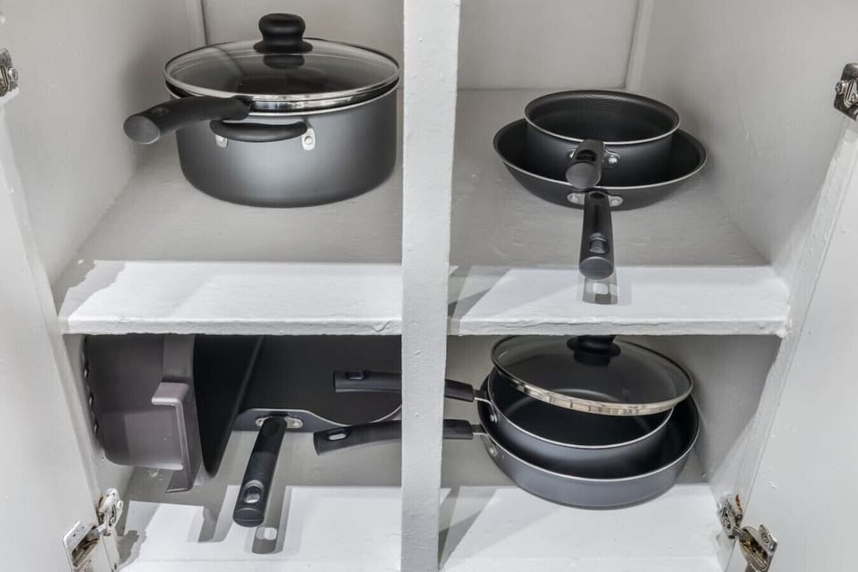 Fully equipped kitchen with modern appliances, perfect for preparing meals during your stay in Arlington. A convenient option for longer stays, game weekends, or concert trips near AT&T Stadium