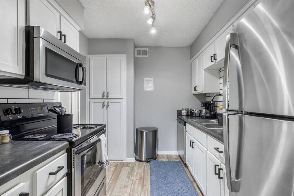 Fully equipped kitchen with modern appliances, perfect for preparing meals during your stay in Arlington. A convenient option for longer stays, game weekends, or concert trips near AT&T Stadium