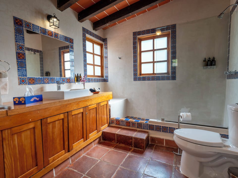Suite Orquídea | Bathroom | Shower, rainfall showerhead, eco-friendly toiletries, hair dryer
