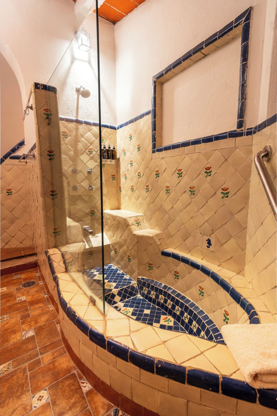Suite Magnolia | Bathroom | Shower, rainfall showerhead, eco-friendly toiletries, hair dryer