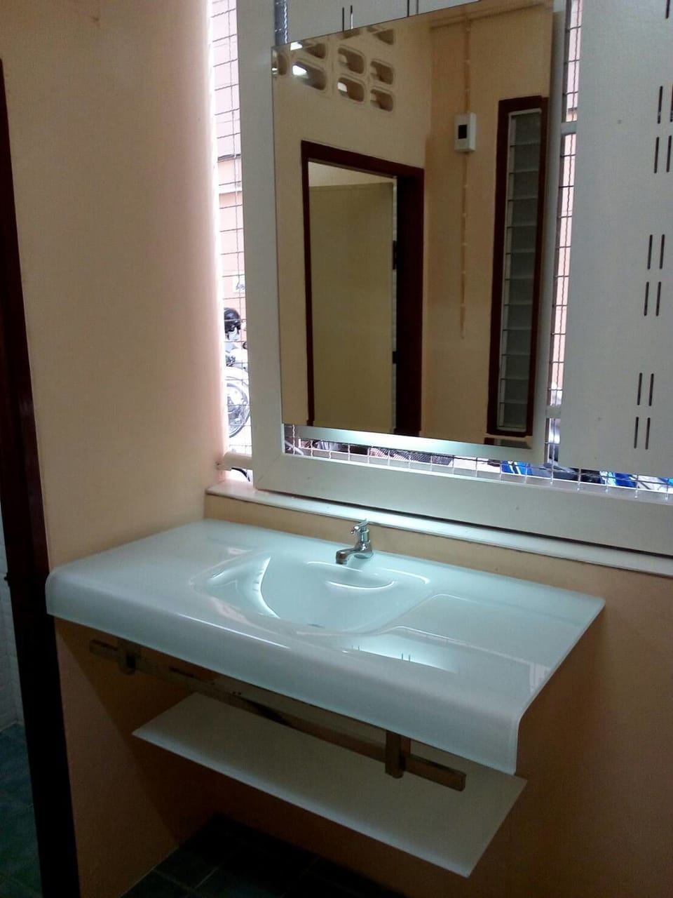 Shower, free toiletries, towels