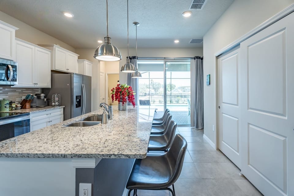 House, 5 Bedrooms | Private kitchen | Fridge, oven, coffee/tea maker, toaster