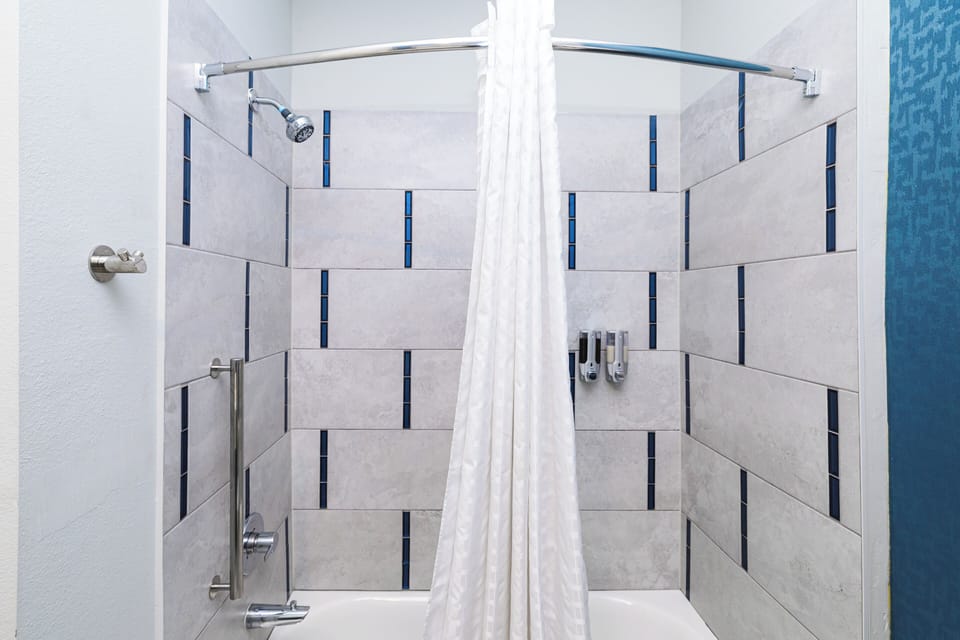 Deluxe Double Room | Bathroom | Free toiletries, hair dryer, towels, soap