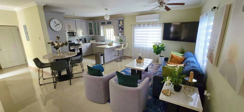 House, 3 Bedrooms, Patio | Living room | Books