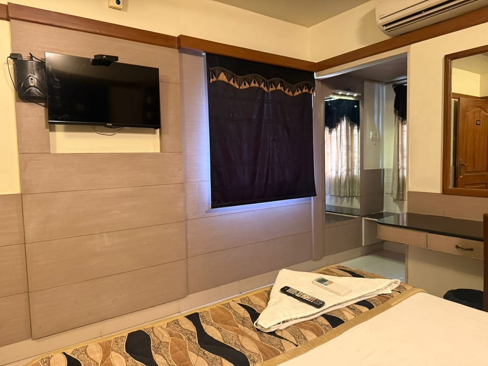 Executive Room | Egyptian cotton sheets, premium bedding, desk, WiFi (free)