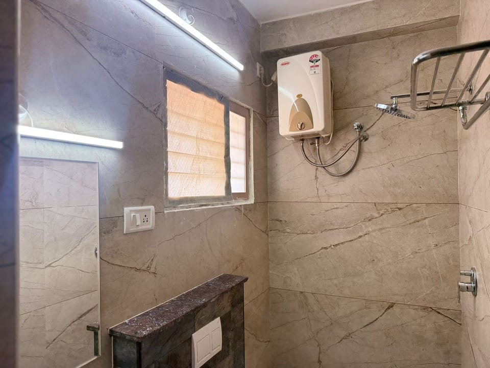 Executive Room | Bathroom | Shower, rainfall showerhead, towels, soap