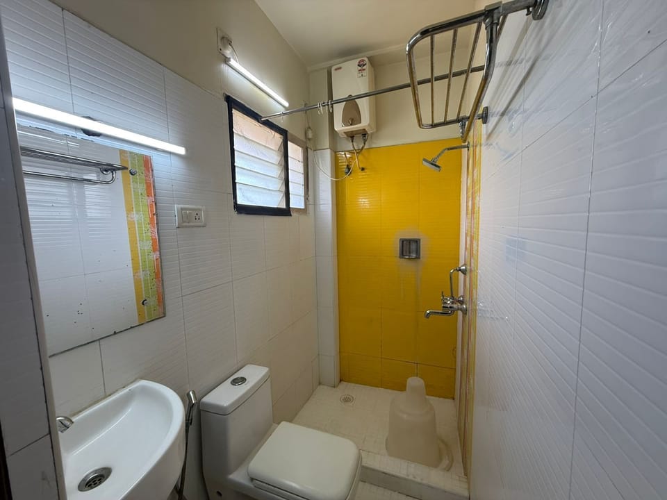 Executive Room | Bathroom | Shower, rainfall showerhead, towels, soap