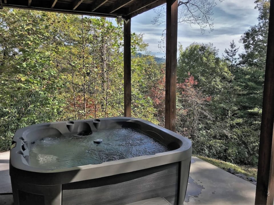 Enjoy & Relax in the private hot tub. 